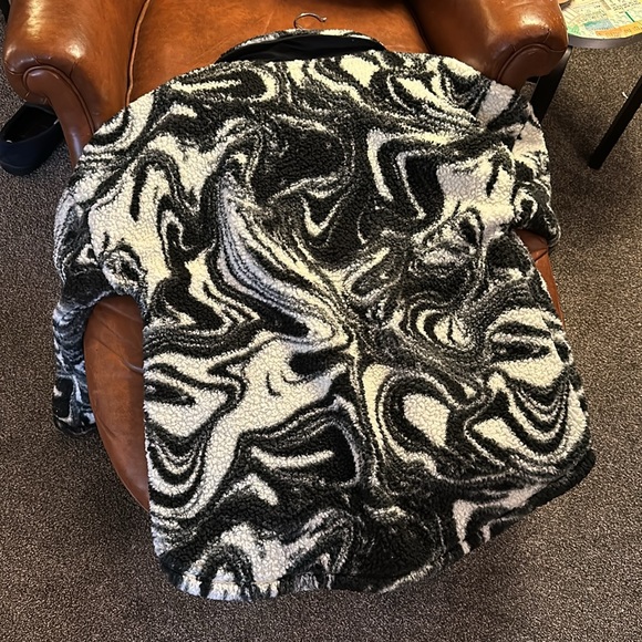 SO black and white swirl Sherpa pullover - Picture 4 of 4